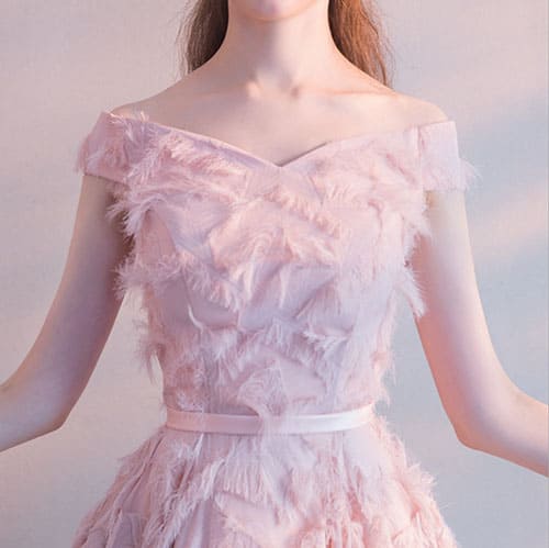 ชุดราตรีสั้น โอบไหล่ สีชมพูโอรส แต่งพู่ขนทั้งชุด ซิปหลัง พร้อมส่ง M