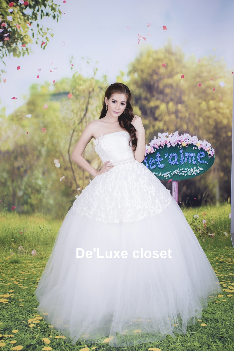 ชุดแต่งงานยาว เจ้าสาวใส่แล้วดูผอมเพรียวมากค่ะ พร้อมส่ง Size S-L