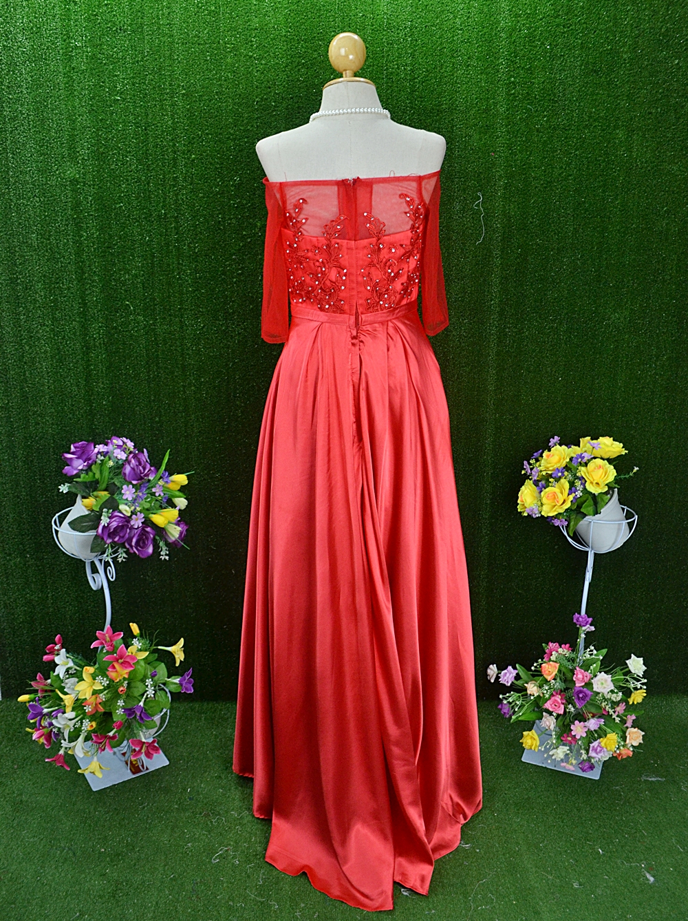 พร้อมส่ง Size M ชุดราตรียาว ไหล่ปาด ปักคริสตัลช่วงอก แต่งเข็มขัดทองที่เอว กระโปรงผ้าซาตินเกรดพรีเมี่ยม ซิปหลัง