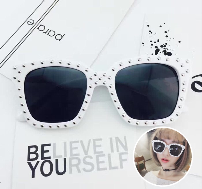 แว่นกันแดดผู้หญิง White Box Silver Rivet 54-18 145 <ขาวหมุดเงิน>