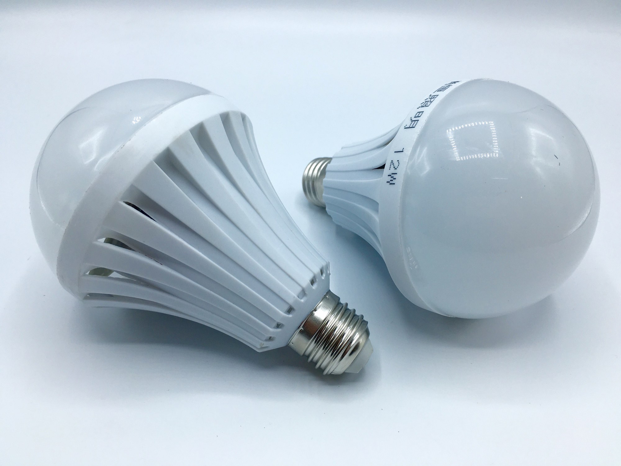 หลอดไฟอัจฉริยะฉุกเฉินแบตเตอรี่ในตัว(กันน้ำ) LED 7W 220V
