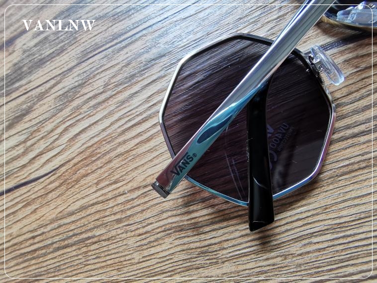 แว่นกันแดด Vans Golden Gal Sunglasses For Women <ดำ>