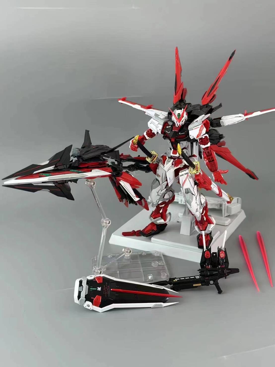 MG 1/100 Astray Red Frame Kai Ver.MB + Tactical arms + Backpack (8812A)[Daban]