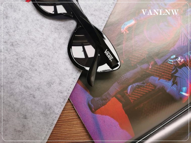 แว่นกันแดด Vans Wildin Sunglasses Wmn (black)