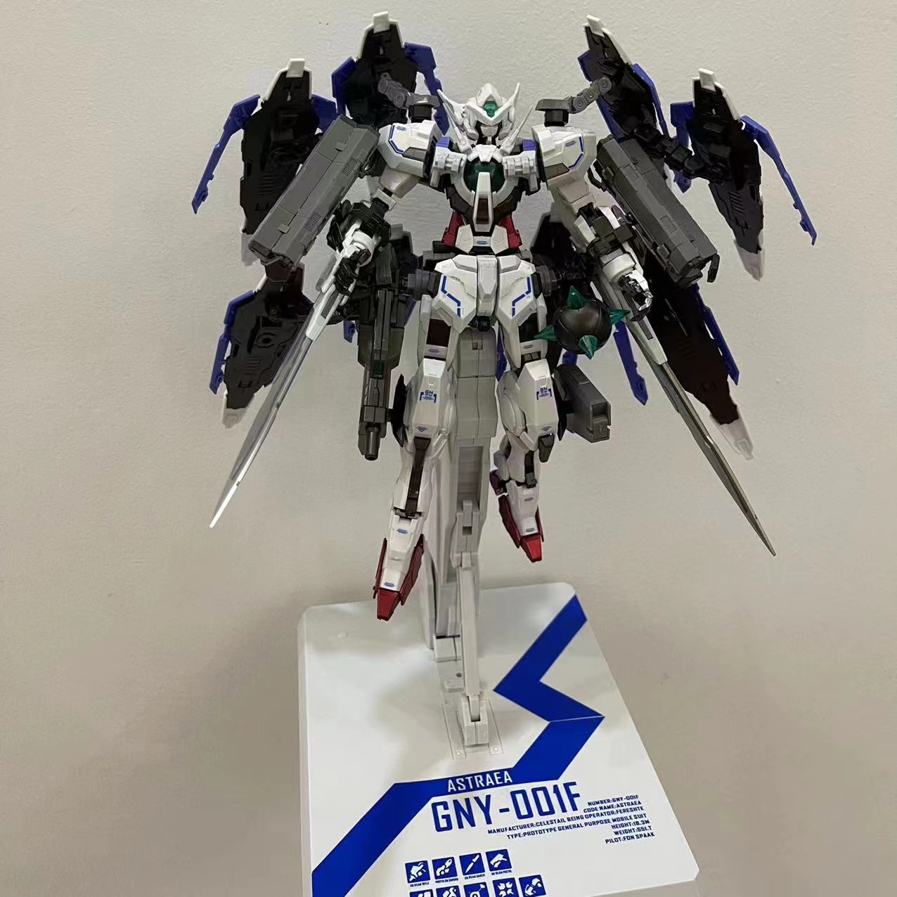 MG 1/100 Astraea with GN Heavy Weapon Set + Base + Decal for the base , model , and parts (8816A) [Daban]