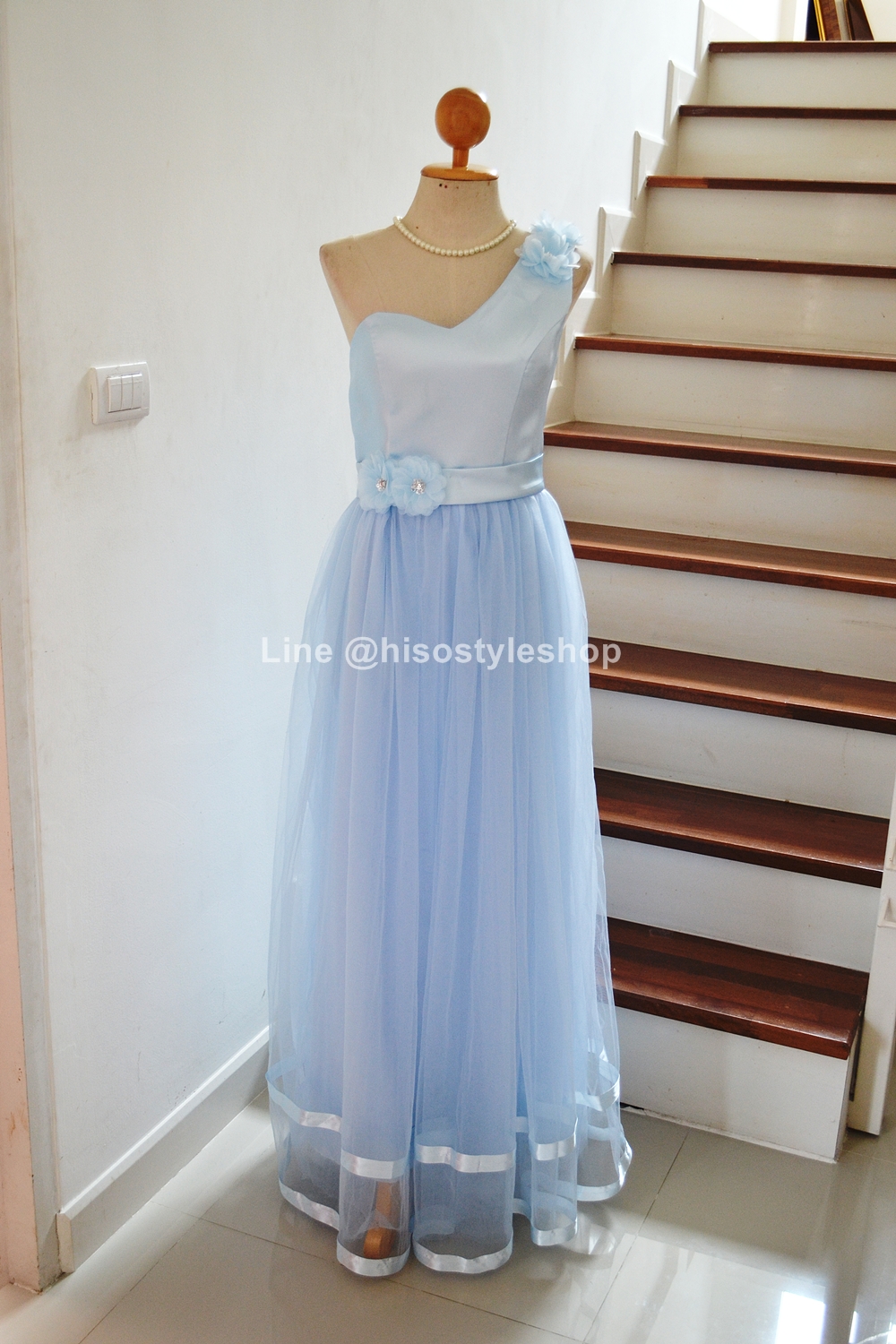 ชุดราตรียาว สีฟ้า *Size L* ช่วงบนผ้าดัชเชส ไหล่เดี่ยว ชายกระโปรงแต่งริบบิ้น งานร้อยหลัง