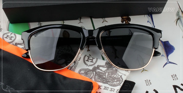 แว่นกันแดด HAWKERS DIAMOND DARK BLACK CLASSIC <ดำ>