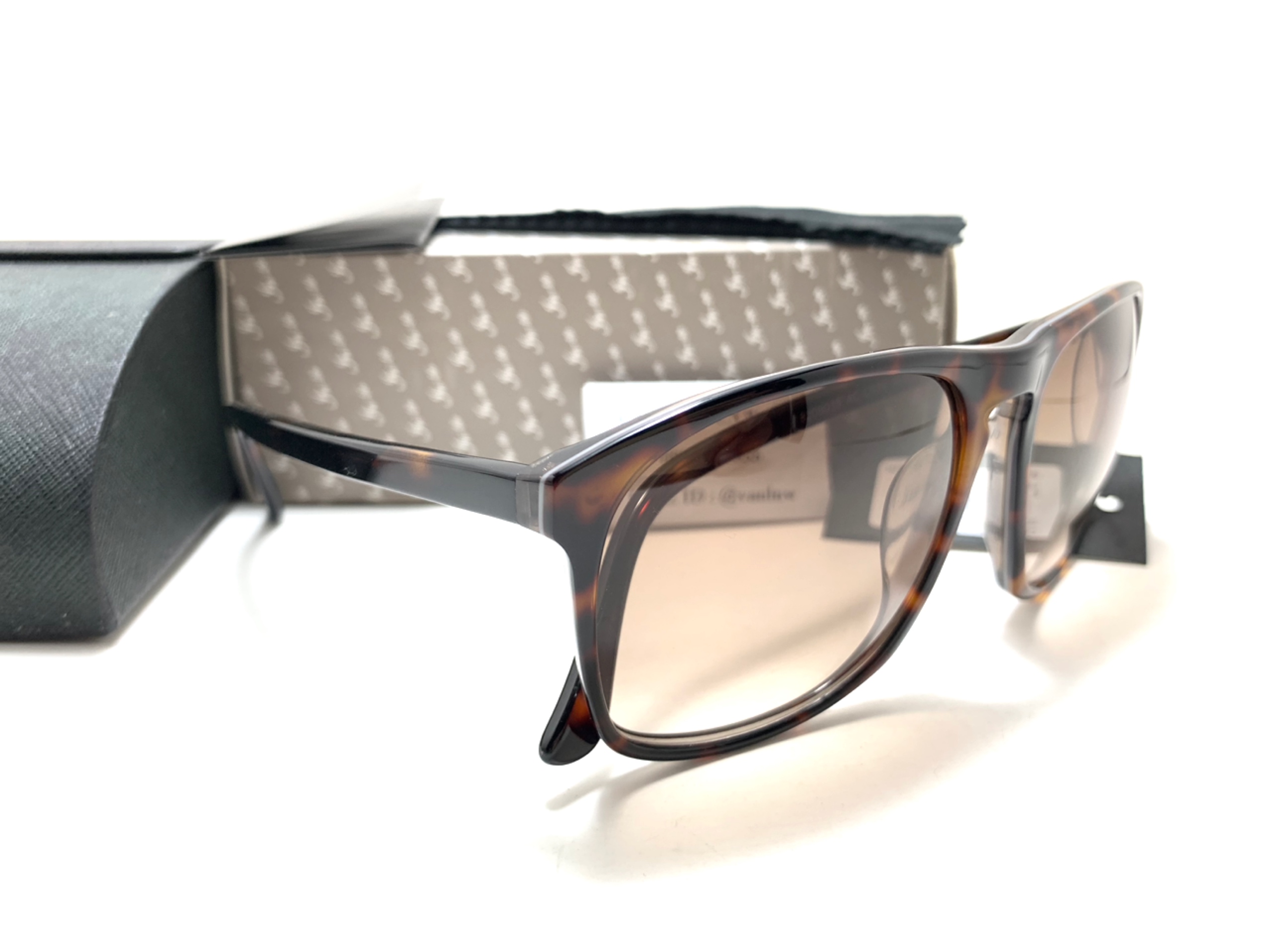 แว่นกันแดด FN-CO 8208035 AC-CR39 56-17-140 CAT2 <กระ>