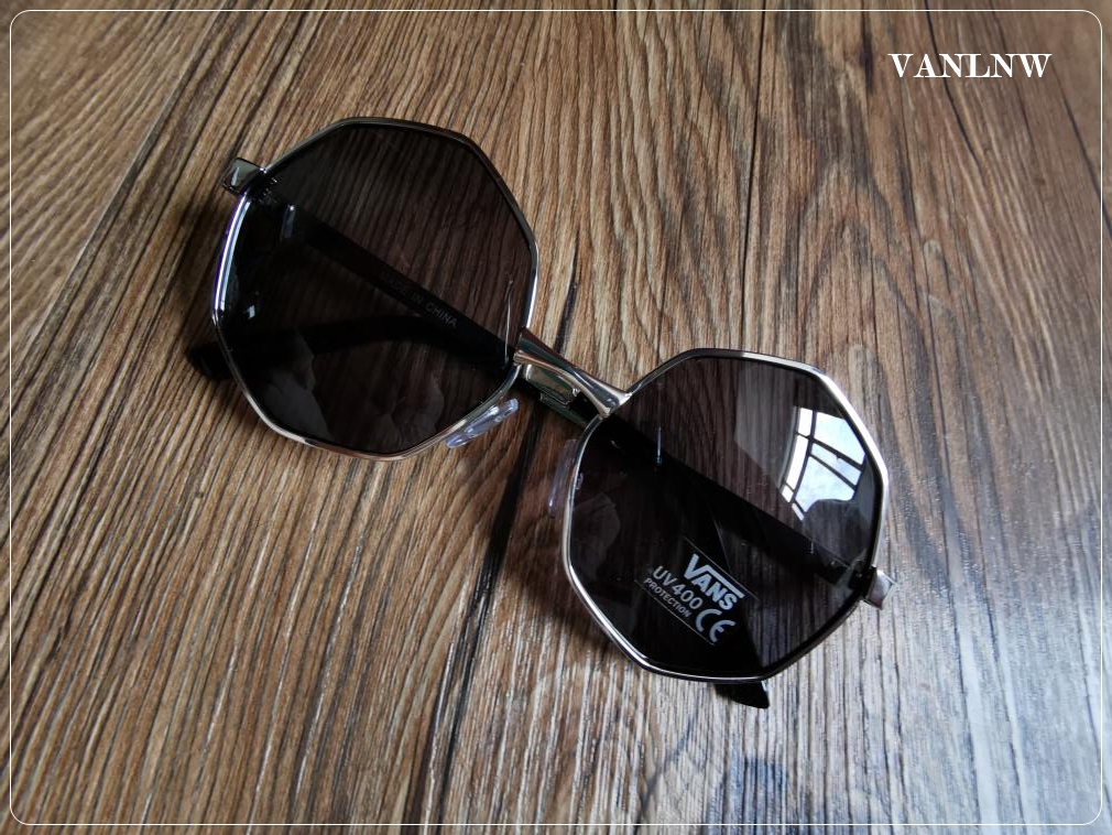 แว่นกันแดด Vans Golden Gal Sunglasses For Women <ดำ>