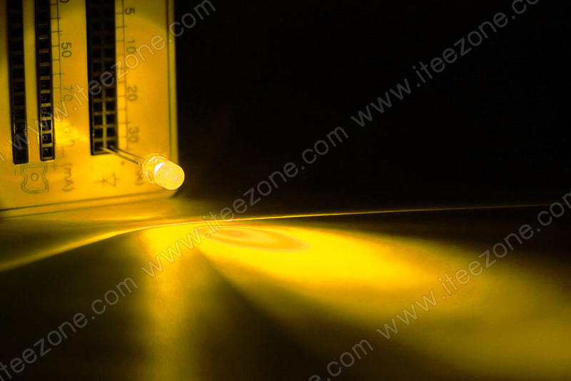 หลอดไฟ LED สีเหลือง กระเปาะใส 5mm Super Bright