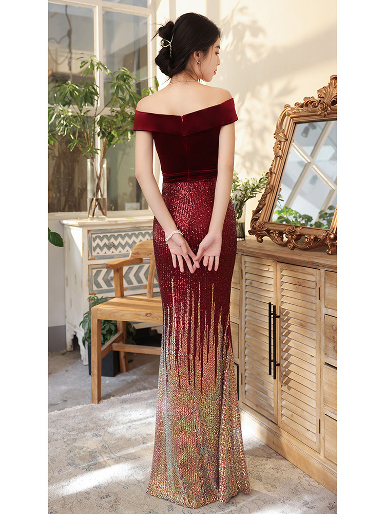 ชุดราตรียาว สีแดง ทรงหางปลาเข้ารูป โอบไหล่ ผ้ากำมะหยี่ กระโปรงปักเลื่อมไล่สี พร้อมส่ง L