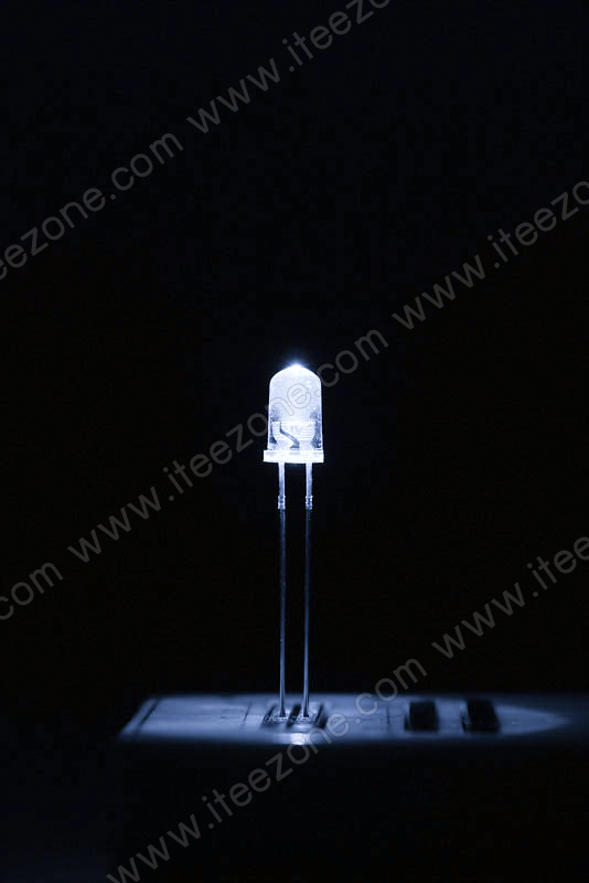 หลอดไฟ LED สีขาว กระเปาะใส 5mm Super Bright