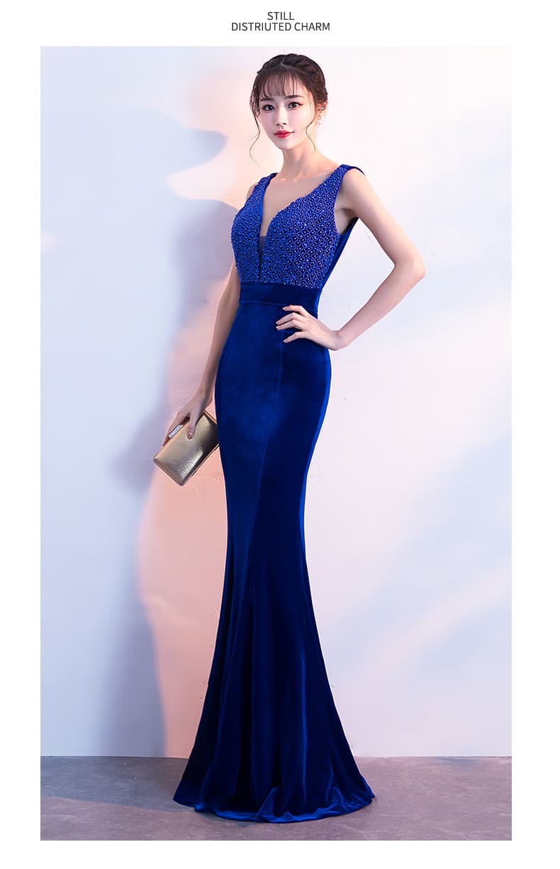 ชุดราตรียาว แขนกุด คอวี สีน้ำเงิน ช่วงบนร้อยลูกปัด ผ้ากำมะหยี่ ซิปหลัง พร้อมส่ง M