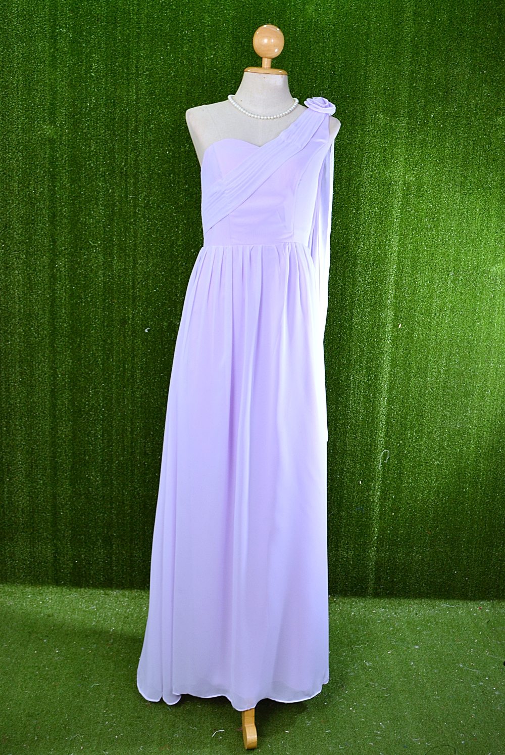 พร้อมส่ง size M ชุดราตรียาว "สีม่วงพาสเทล" ไหล่เดียว ผ้าชีฟอง ซับในอย่างดีทั้งชุด เชือกร้อยหลัง