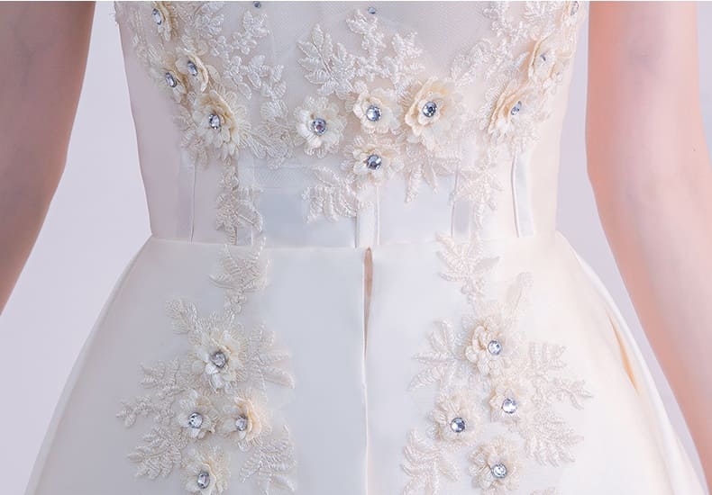 ชุดราตรี หน้าสั้นหลังยาว เกาะอก สีครีม พร้อมส่ง L ผ้าไหมดัชเชส งานร้อยหลัง