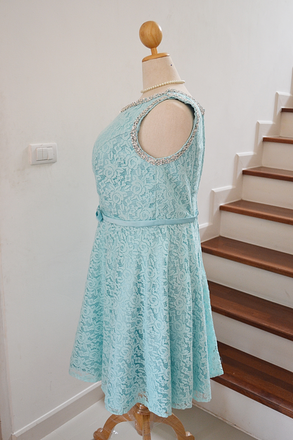 ชุดราตรีไซด์ใหญ่ เอว 37-40" *พร้อมส่ง สีฟ้า* แขนกุด ผ้าลูกไม้อิตาลี ซิปหลัง