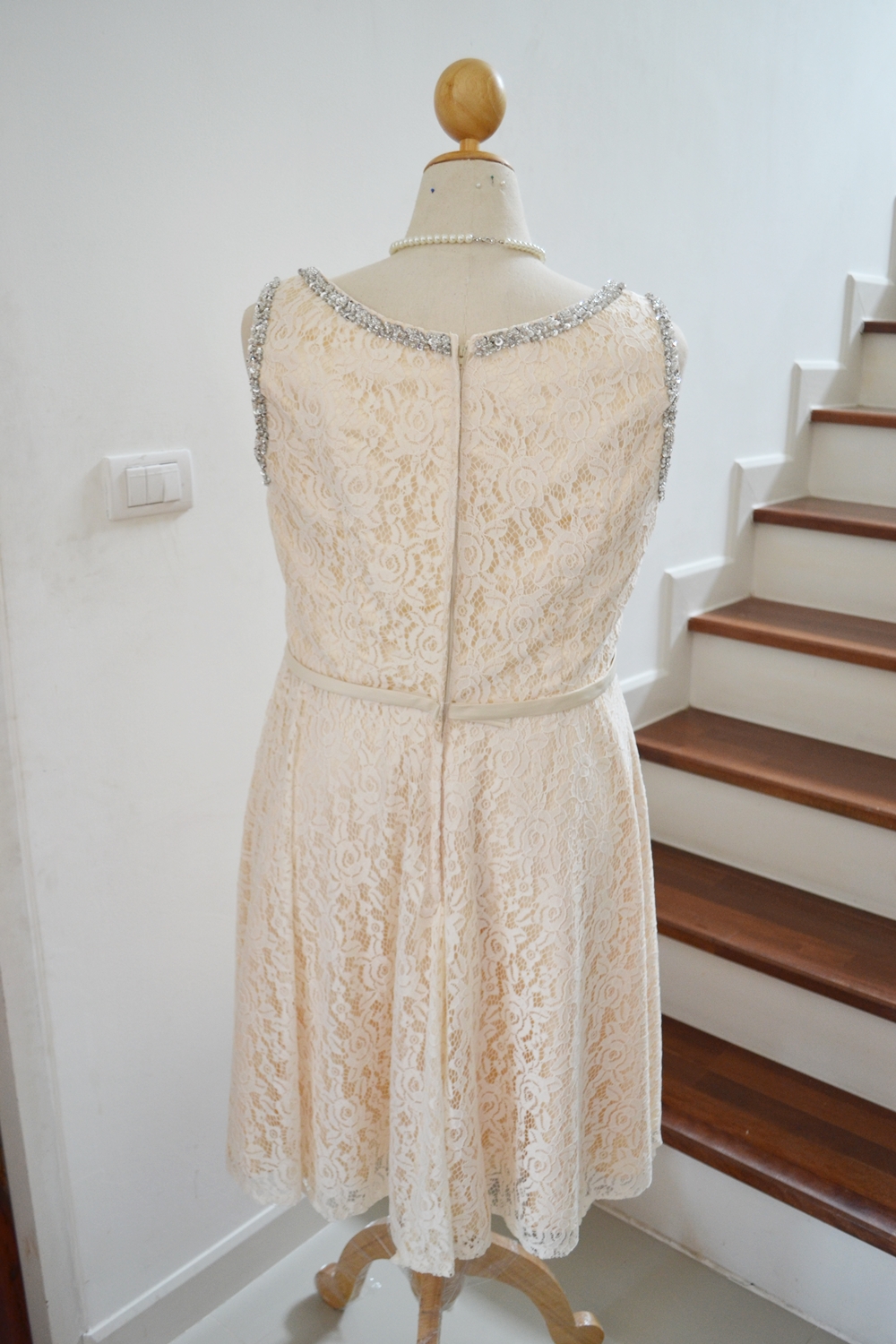 ชุดราตรีไซด์ใหญ่ เอว 37-40" *พร้อมส่ง สีครีม* แขนกุด ผ้าลูกไม้อิตาลี ซิปหลัง