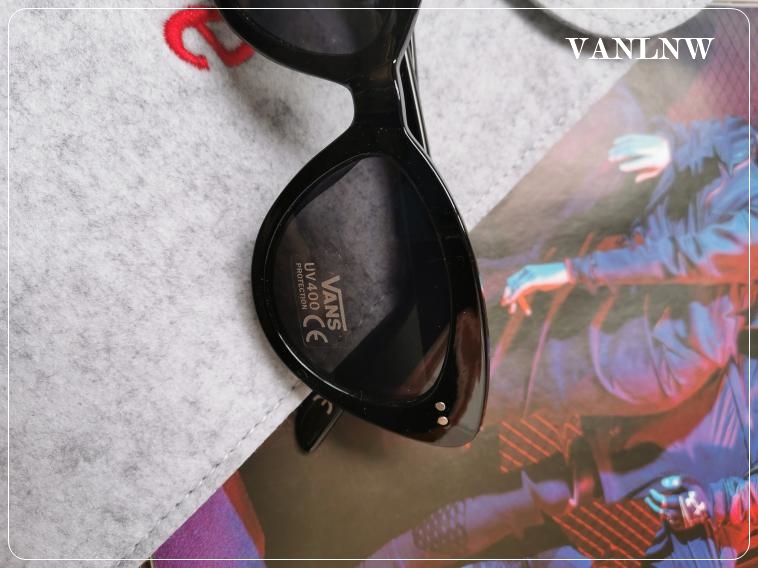 แว่นกันแดด Vans Wildin Sunglasses Wmn (black)