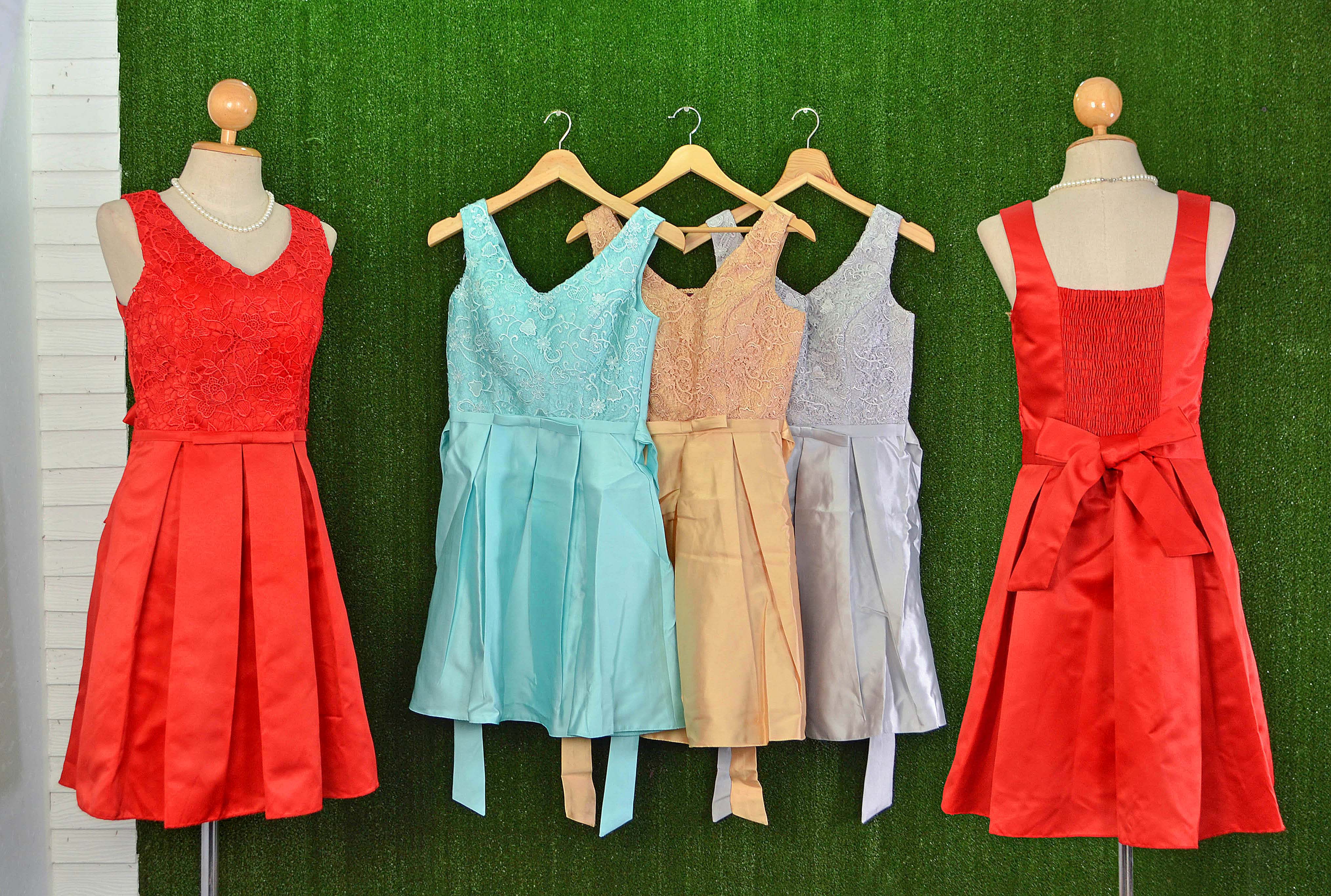 พร้อมส่ง S-3XL สีแดง ชุดราตรีสั้น แขนกุด ปัช่วงบนผ้าลูกไม้ กระโปรงทวิส ผูกโบว์ที่หลัง