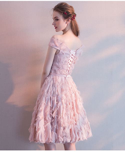 ชุดราตรีสั้น โอบไหล่ สีชมพูโอรส แต่งพู่ขนทั้งชุด ซิปหลัง พร้อมส่ง M