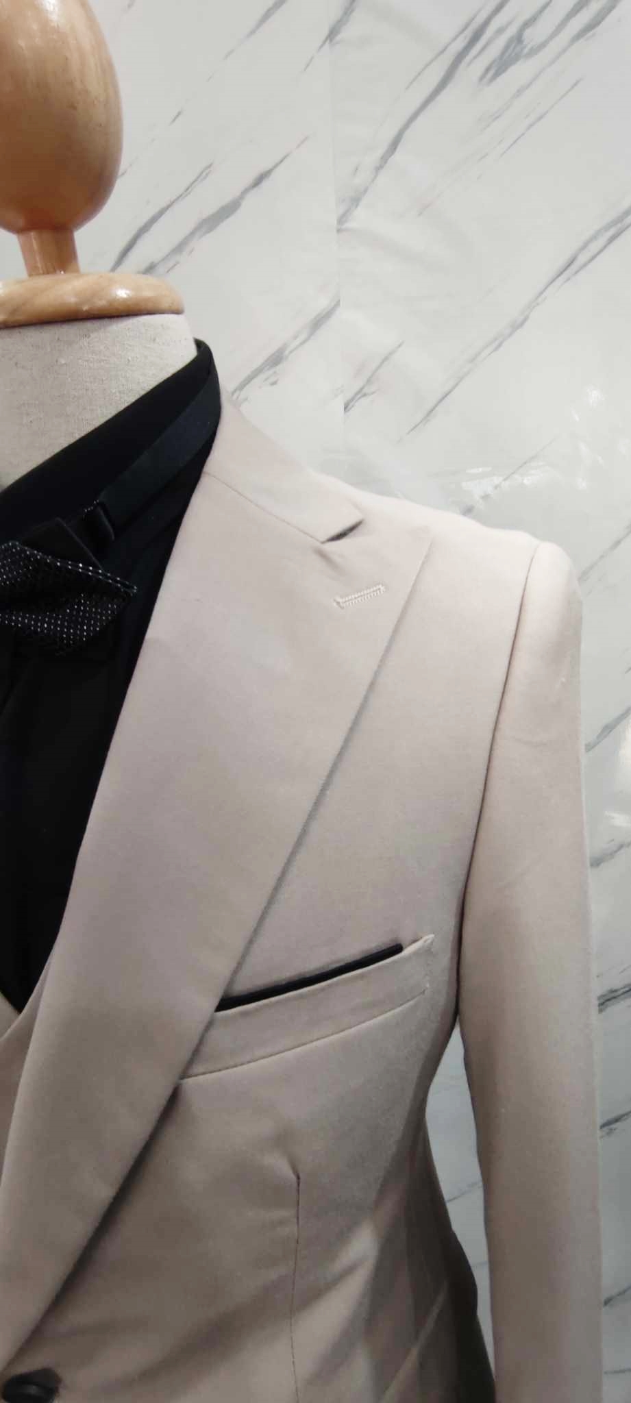 รุ่นใหม่ สูทพรีเมี่ยม / สูทเจ้าบ่าว สีครีมเบจ เซต3ชิ้น พร้อมส่ง 2XL