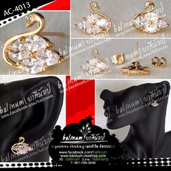 ต่างหูรูปหงส์ งานชุบทอง 18K (นิยมในประเทศ อิตาลี ฝรั่งเศส และญีปุ่น) ประดับเพชร CZ ทรงมาคี งานพรีเมียมเกรดจิวเวลรี่ ใส่แบบติดหู สไตล์เรียบหรูแบบมินิมอล ใส่ในชีวิตประจำวัน หรือใส่ออกงานก็ได้ ทอง (Gold)